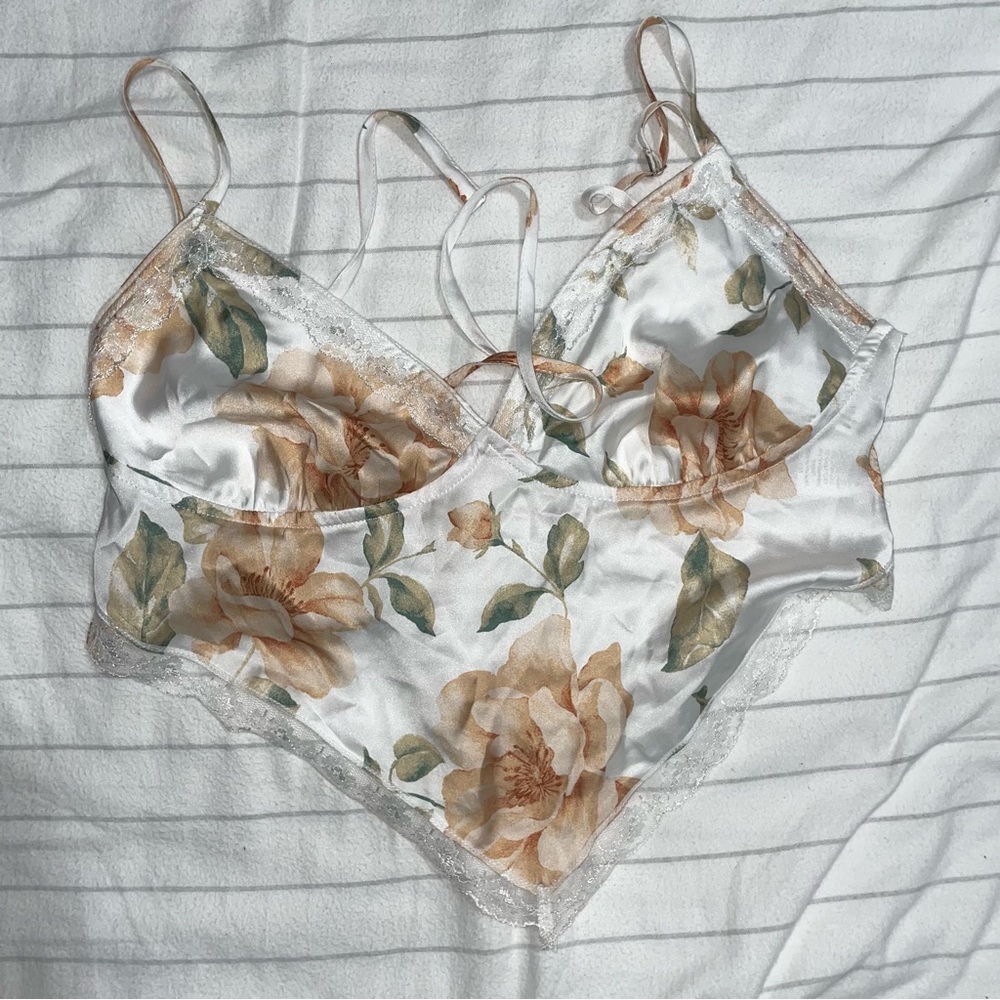 Fashion Nova floral strap top
Size: Small but fits Medium 
brand new!